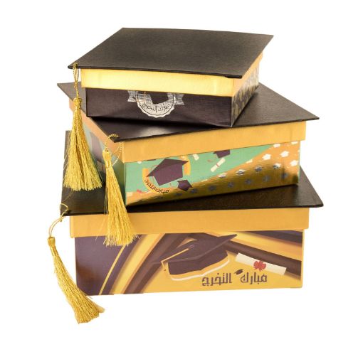 صورة طقم علبة هدايا شكل تخرج